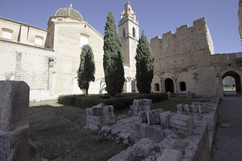 Claustro con la sala capitular del monasterio de Valldigna